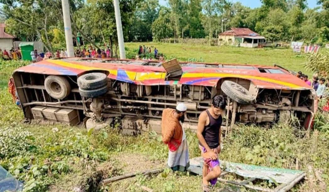মাধবপুরে বাস খা*দে পড়ে আ*হত ৪০