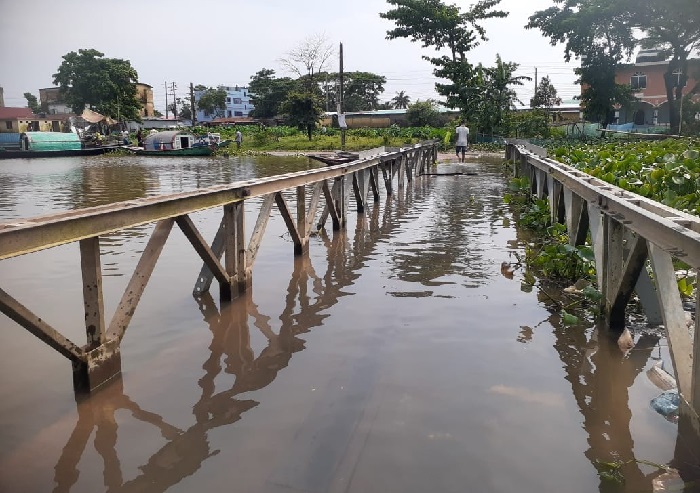 পানিতে তলিয়ে গেছে সেতু, যানচলাচল বন্ধ