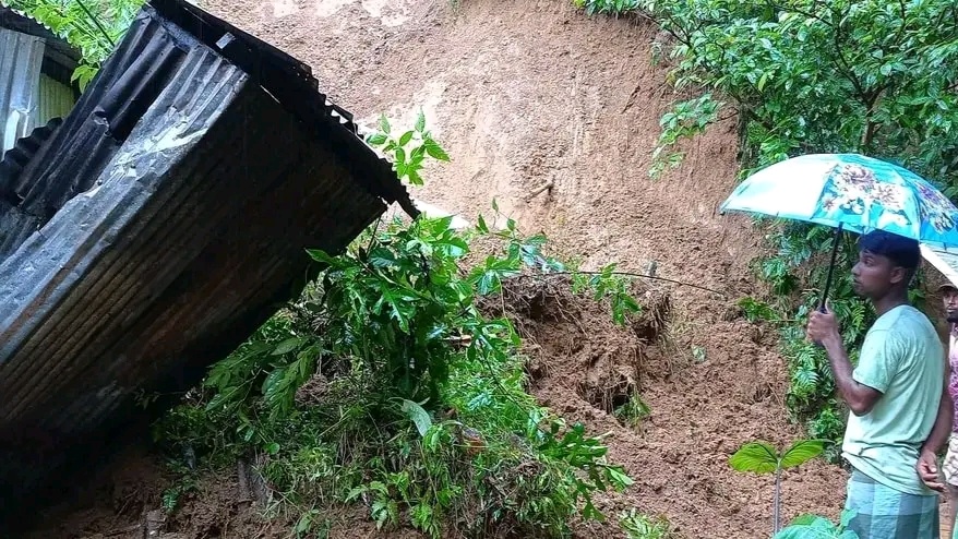 জৈন্তাপুরে টিলা ধসে অন্তঃসত্ত্বা গৃহবধূসহ আহত ৩