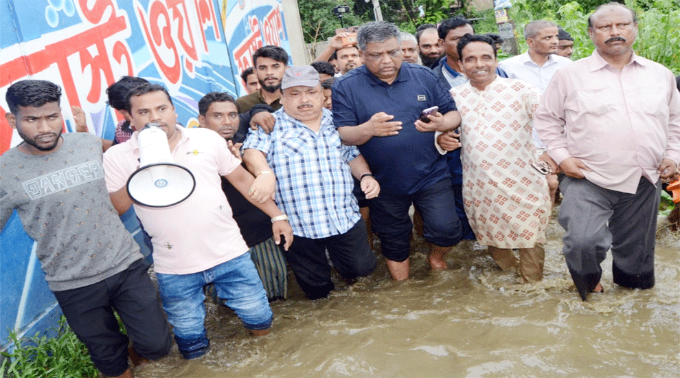 পানিবন্ধী মানুষের পাশে আনোয়ারুজ্জামান চৌধুরী