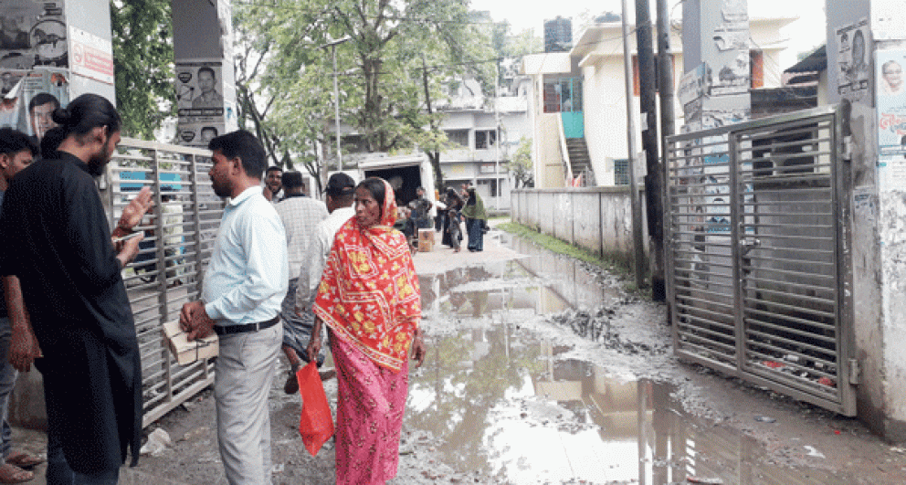 হাসপাতাল ফটকে পানি, দায়ছাড়া কর্তৃপক্ষ