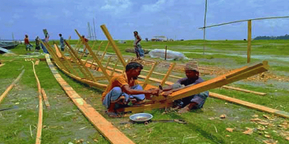 হাওরাঞ্চলে নৌকা তৈরিতে ব্যস্ত কারিগররা