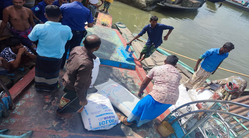শাল্লায় নৌকায় মিললো ৭৫ বস্তা অবৈধ চিনি