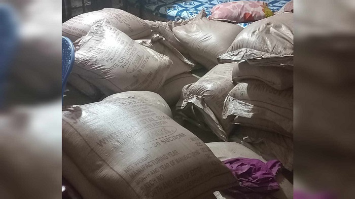 জৈন্তাপুরে চোরাকারবারির ঘর থেকে ৩৫ বস্তা ভারতীয় চিনি আটক 