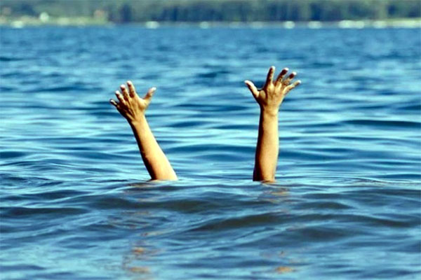 বাঁচতে শিশু দুটি একে অন্যের হাত ধরেছিল