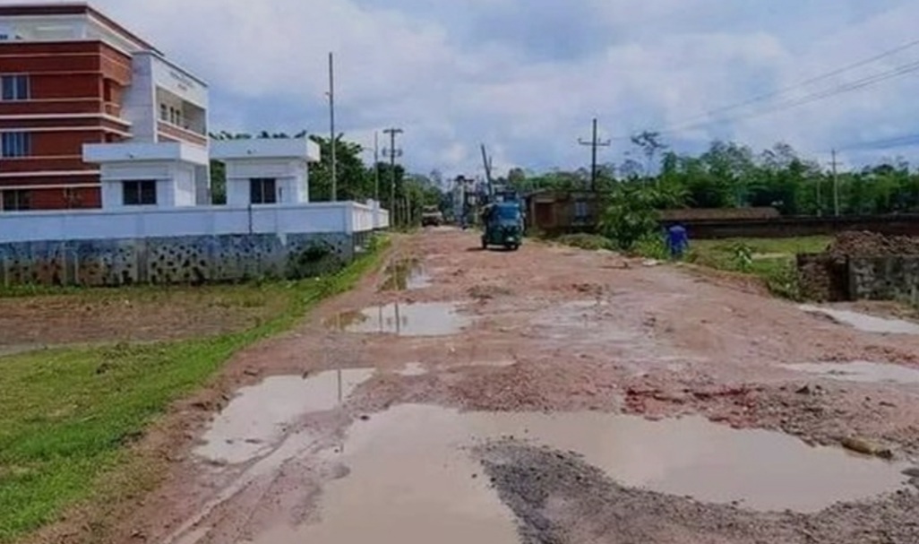 কানাইঘাটের সড়ক যেন &lsquo;মরণফাঁদ&rsquo;উন্নয়নে অনিয়মের দায় কার?