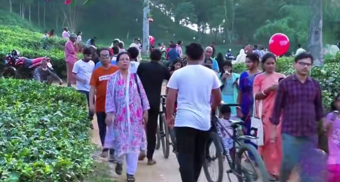 চা-বাগানের সৌন্দর্যে মুগ্ধ ঈদে আসা পর্যটকেরা