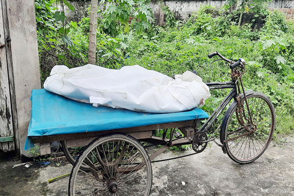 স্বামী ঋণ পরিশোধে ব্যর্থ হওয়ায় পেটে ছুরি চালালেন নারী