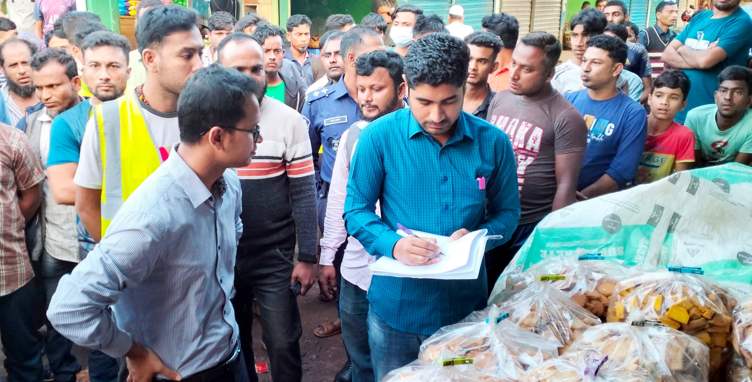 কমলগঞ্জে ভ্রাম্যমান আদালত পরিচালনা করে জরিমানা ও বেকারীর বিস্কুট জব্ধ