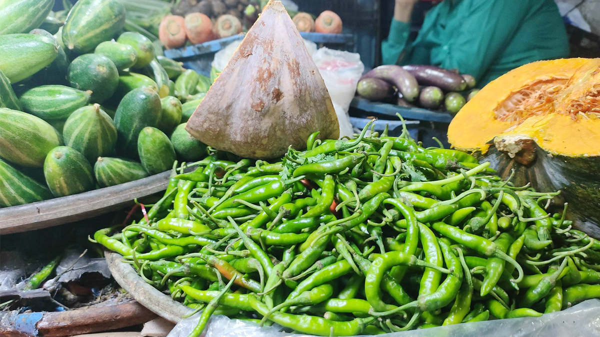 কাঁচা মরিচের কেজি ৬০০ টাকা 
