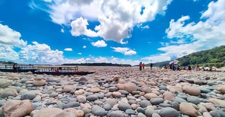বিছনাকান্দিতে পাথর চু*রি ঠেকাতে বি এস এফ সাউন্ড গ্রে নে ড নি*ক্ষেপ ও ফাঁকা গু*লি