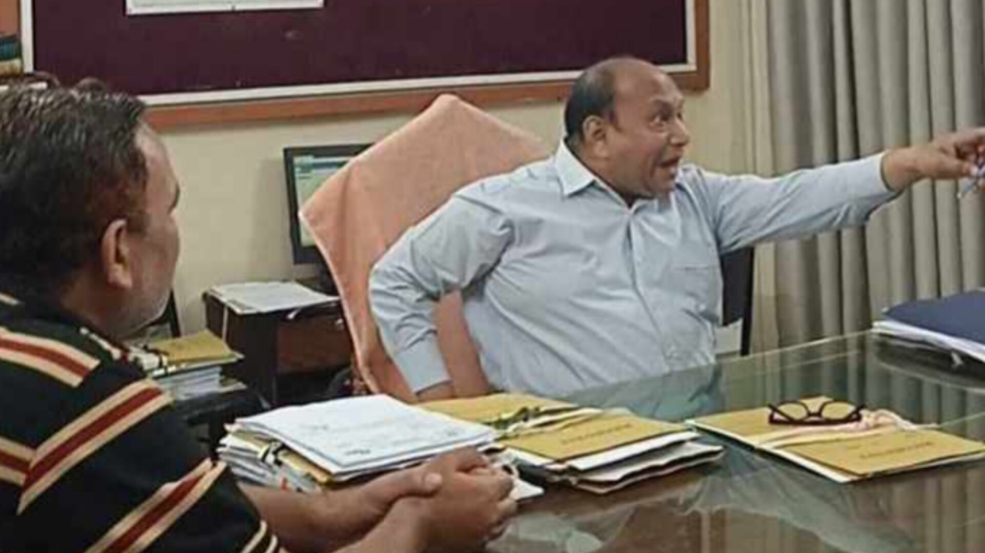 মাধবপুরে উপজেলা প্রকৌশলী উত্তেজিত হয়ে ঠিকাদারদের বললেন &lsquo;গেট আউট&rsquo;