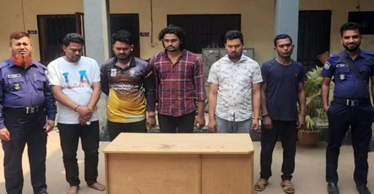 পু লি শে র গাড়ি নিয়ে ডা কা তি, গ্রে প্তা র ৫