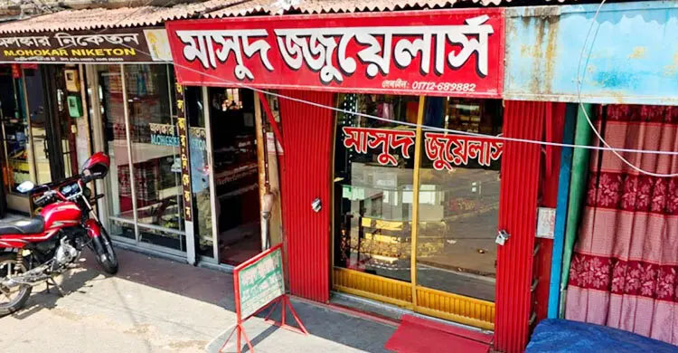 ক্রেতা সেজে জুয়েলার্সে ঢুকে সোনার মালা নিয়ে পালালেন যুবক