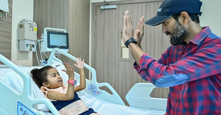 চার বছর বয়সী মেয়েকে লিভার দান করলেন বাবা