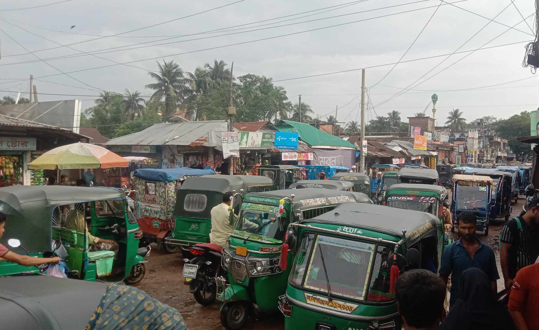 সড়কেই গাড়ি পার্কিং, তীব্র যানজট 