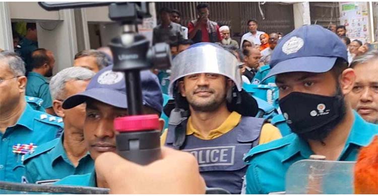 মোবাইল না থাকায় ক ষ্টে ব্যারিস্টার সুমন, শুরু করেছেন নামাজ