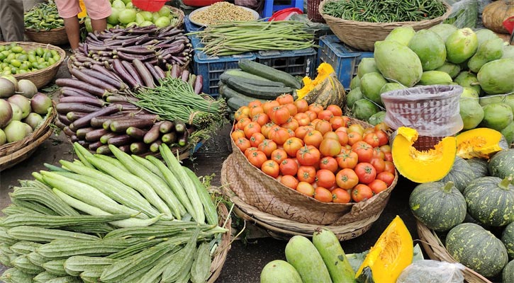 সবজির বাজার চড়া, আলুর দামে স্বস্তি