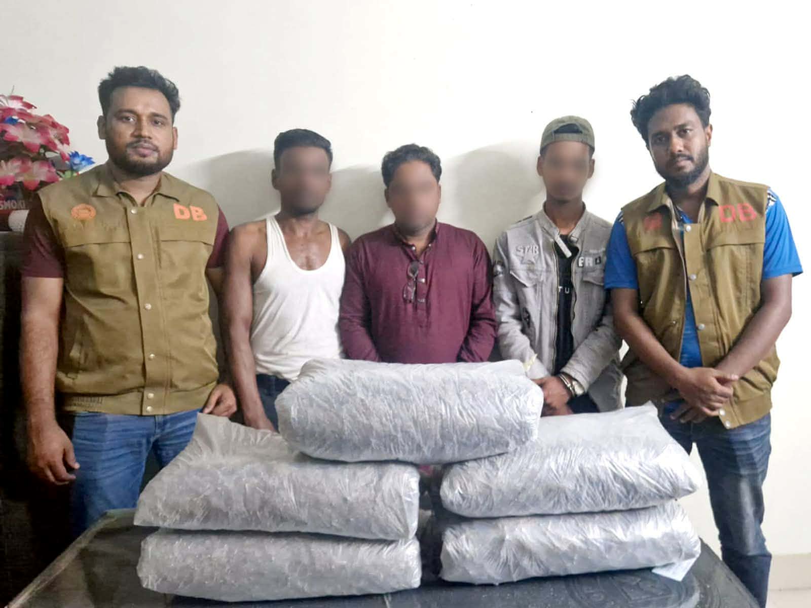 মাধবপুরে ১০ কেজি গাঁ*জাসহ আ*টক ৩