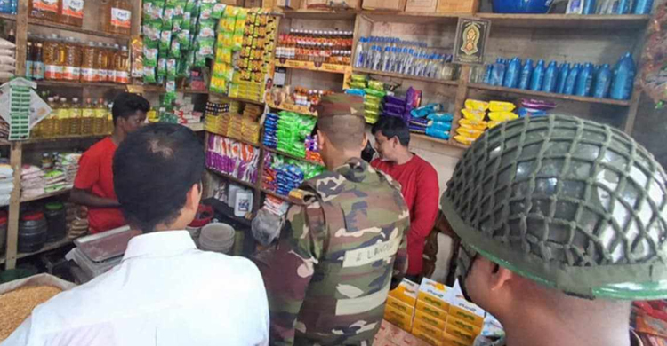 শায়েস্তাগঞ্জে সেনাবাহিনীর অ ভি যা ন: জব্দকৃত অবৈধ পলিথিন পু ড়ি য়ে বিনষ্ট