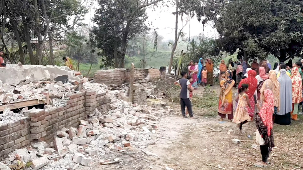 ধ*র্ষকের বাড়ি গুঁ*ড়িয়ে দিলো জনতা