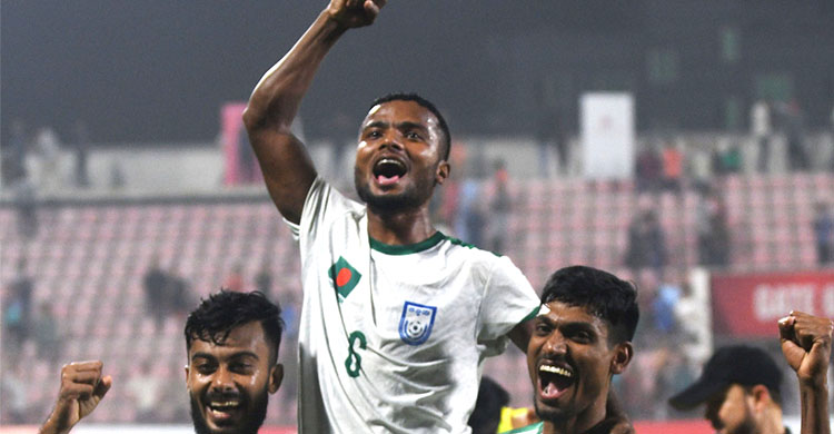 শেষ মুহূর্তের গোলে জয় ছিনিয়ে নিল বাংলাদেশ