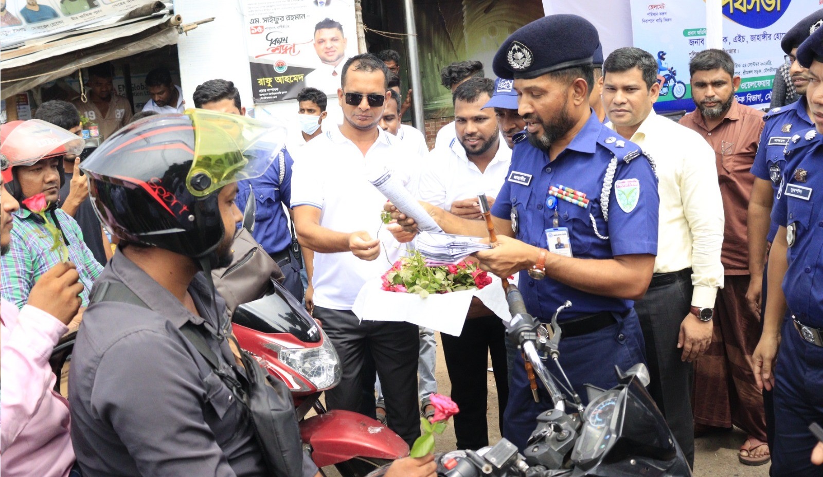 সড়ক দূ র্ঘট না প্রতিরো*ধে সচেতনতামূলক পথসভা