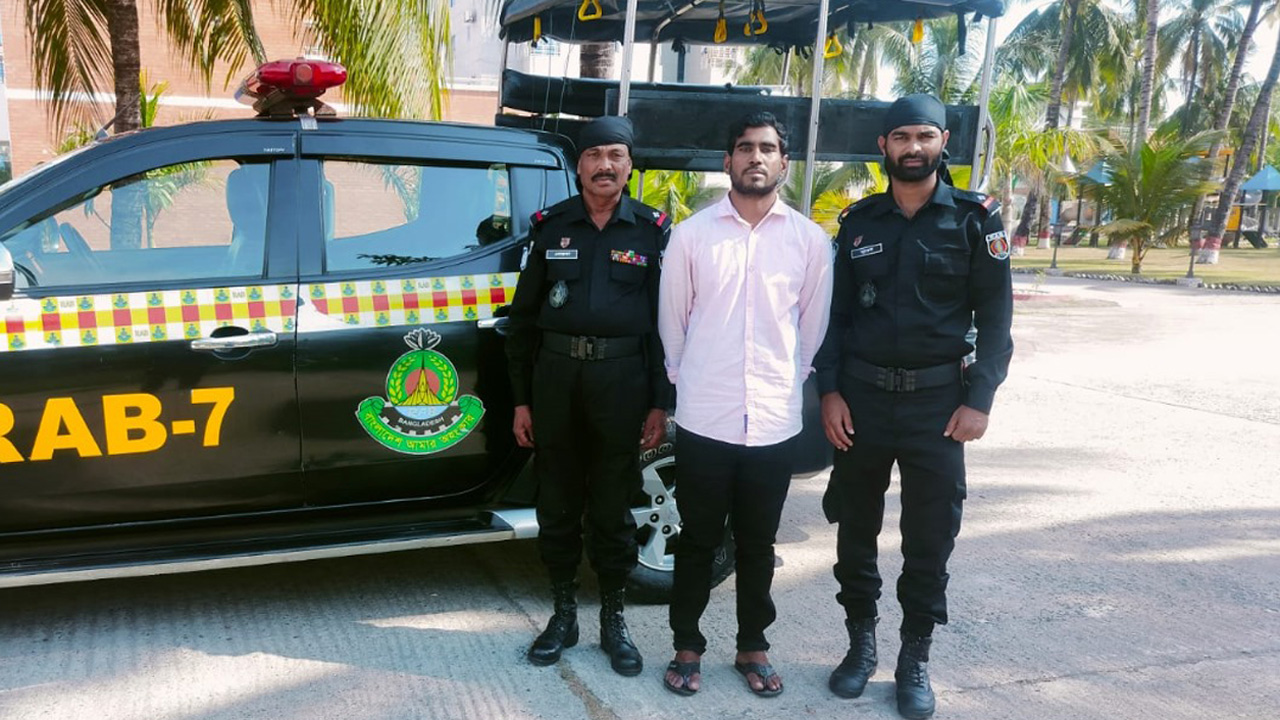 ছাত্রীকে অপহরণ করল শিক্ষক, উদ্ধার করল র&zwj;্যাব