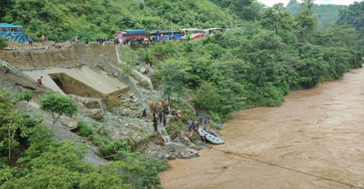 নদীতে ভেসে গেল দুটি বাস, নি*খোঁজ অন্তত ৬৫