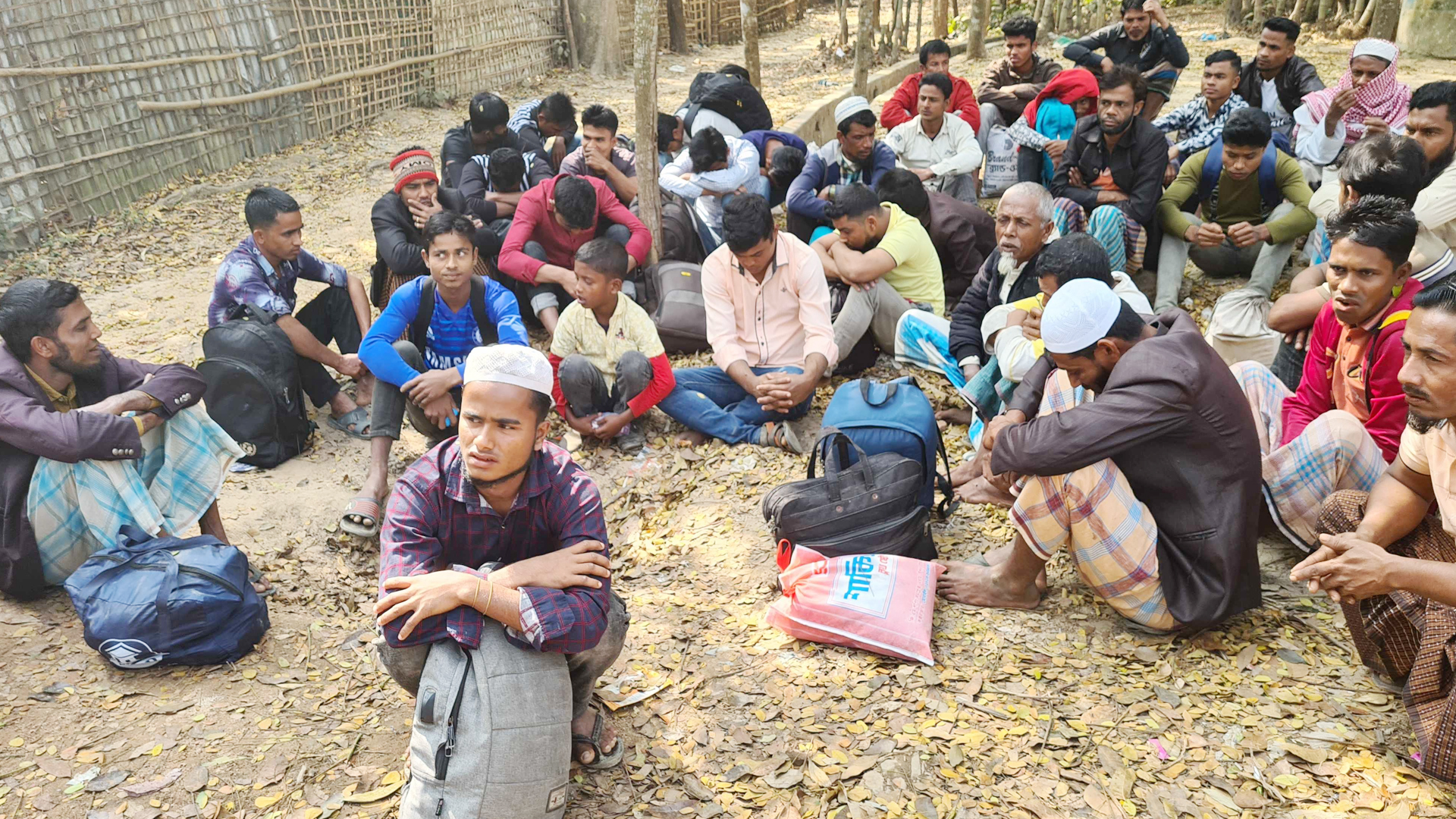 কাঁটাতার কেটে পালিয়ে যাচ্ছে রোহিঙ্গারা, আটক ৪০