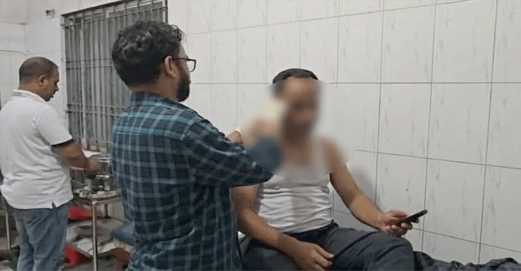 ব্যবসায়ীকে তুলে নিয়ে কান কা*ম*ড়ে দিলেন বি এন পি নেতা
