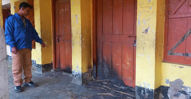 এবার ভোটকেন্দ্রে আগুন দিয়েছে দুর্বৃত্তরা