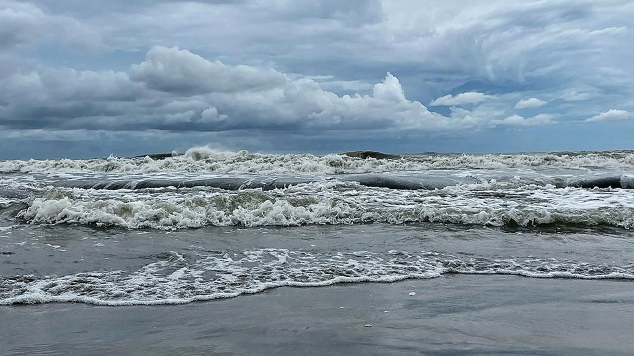 পরপর দুটি লঘুচাপ সৃষ্টি হচ্ছে সাগরে