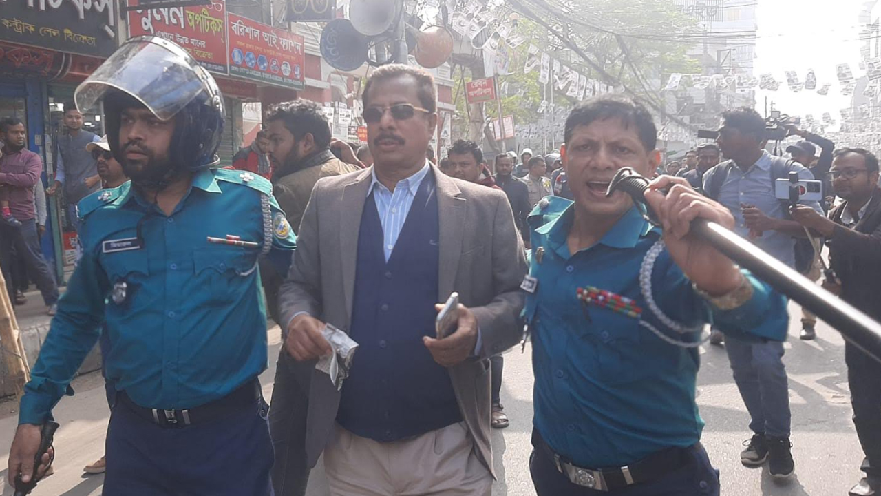 বরিশালে পুলিশের লাঠিচার্জে বিএনপির কর্মসূচি পণ্ড, আটক ৮
