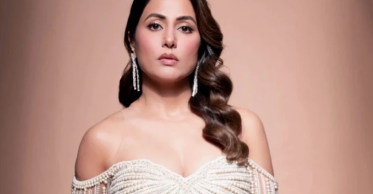 ইফতার পার্টিতে ভিড়ের চাপে মেজাজ হারালেন হিনা খান