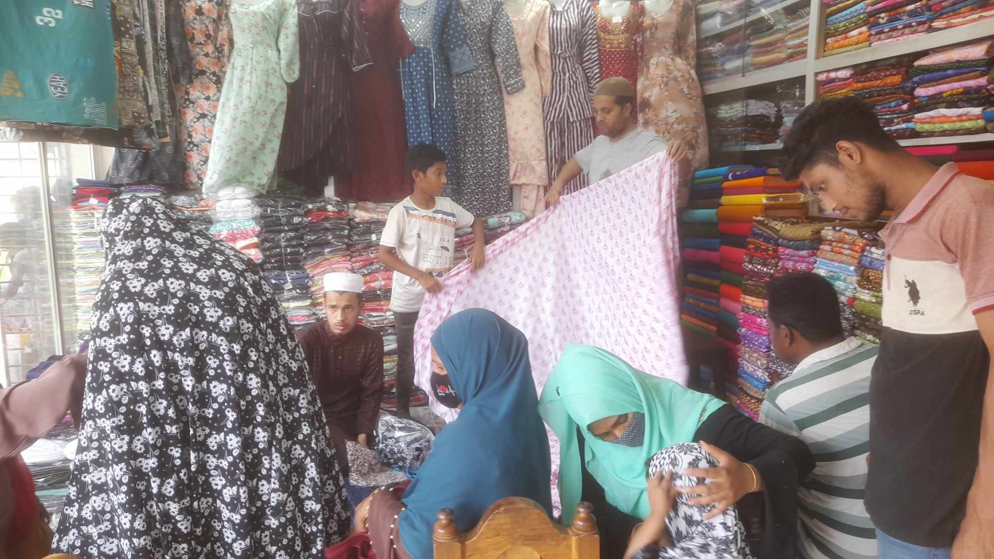 শায়েস্তাগঞ্জে শেষ মুহূর্তে ঈদ বাজারে ক্রেতাদের উপচেপড়া ভিড়