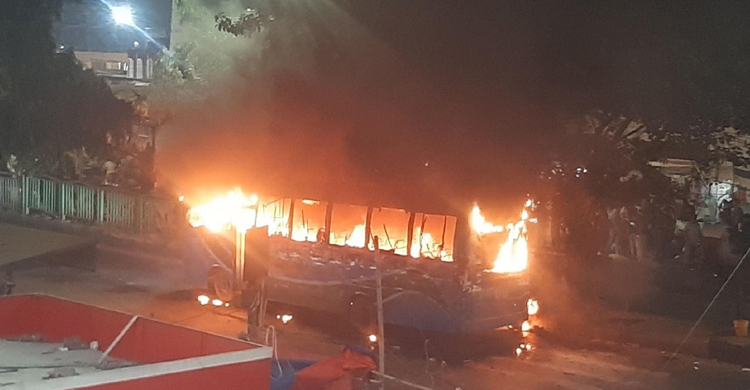 আধা ঘণ্টায় ৩ বাসে আগুন