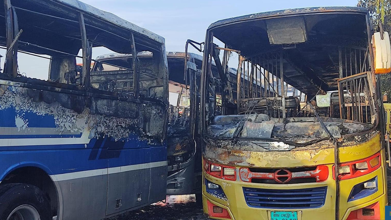 নাটোরে দাঁড়িয়ে থাকা ৩টি বাসে আগুন দিয়েছে দুর্বৃত্তরা