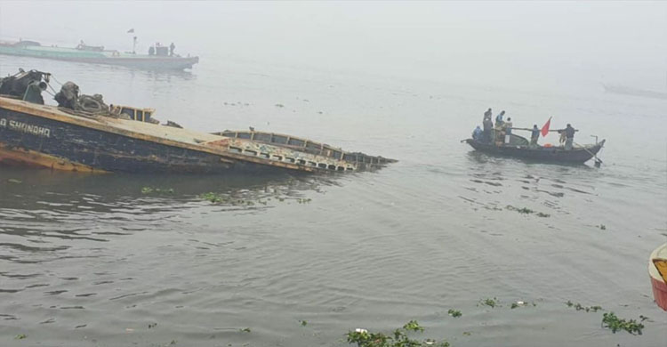 নারায়ণগঞ্জে লঞ্চের ধাক্কায় বাল্কহেডের দুই শ্রমিক নি খোঁ জ