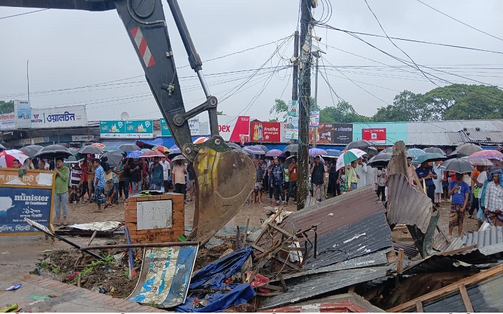 জেলা পরিষদের দেড় কোটি টাকার ভূমি উ*দ্ধার অ*বৈধ স্থাপনা উ*চ্ছেদ