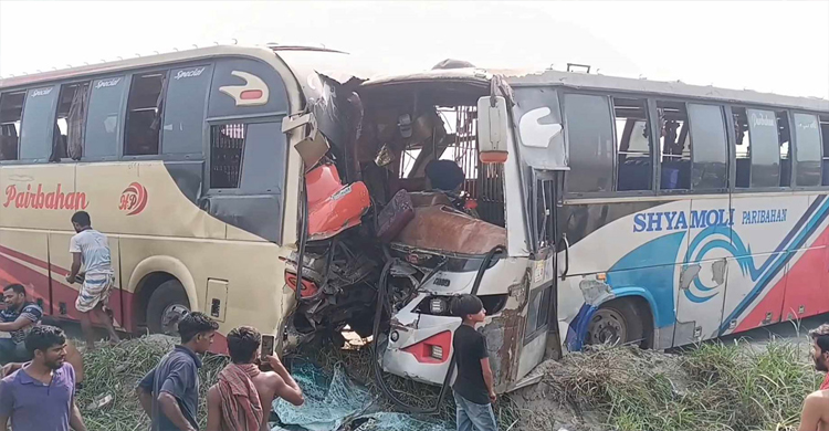  মহাসড়কে দুই বাসের মুখোমুখি সং ঘ র্ষ, আ হ ত ২৫