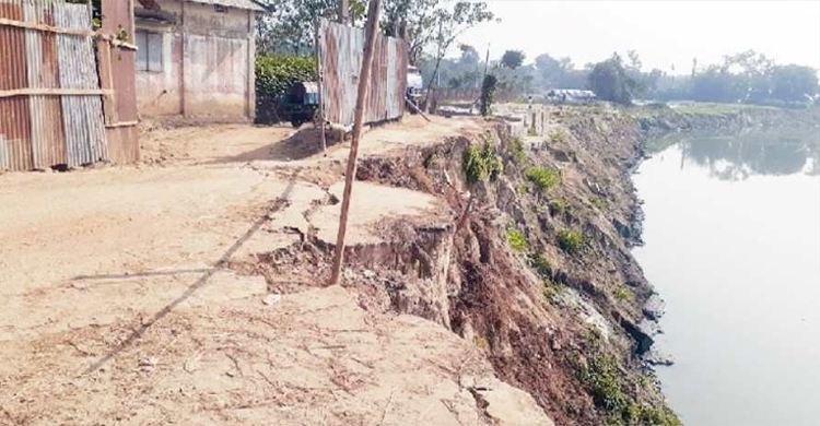 জগন্নাথপুরে নদীর পেটে গ্রামীণসড়ক, ৩০ গ্রামের লাখো মানুষ দু র্ভো গে