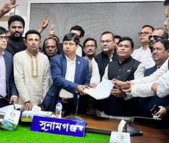 সুনামগঞ্জ ১ আসন থেকে নৌকার মনোনয়ন পত্র জমা দিলেন এড. রনজিত সরকার