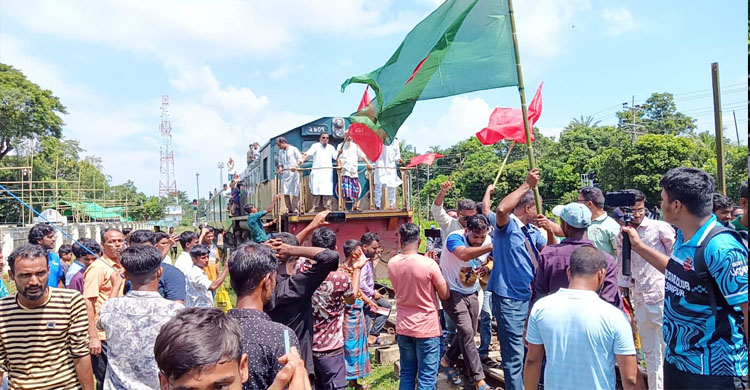 কুলাউড়ায় ৮দফা দাবিতে পাহাড়িকা ট্রেন আটকে দিল আন্দোলনকারীরা