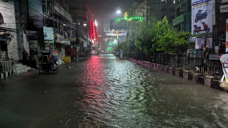 বাঁধ ভেঙে প্লাবিত নতুন এলাকা, ব্যাহত সড়ক যোগাযোগ