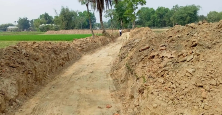 মাধবপুরে এলজিইডির রাস্তার মাটি বিক্রির অ ভি যো গ
