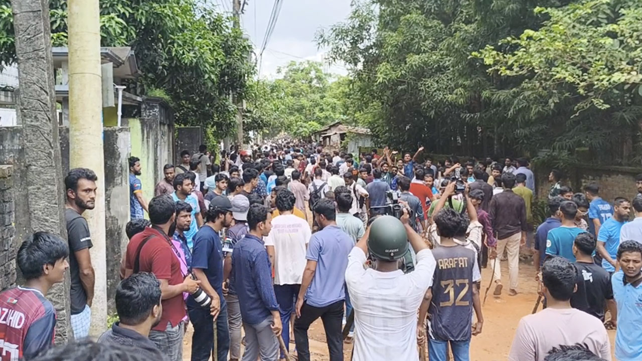 স্থানীয়দের সঙ্গে সংঘ*র্ষে চবির ১৫০০ শিক্ষার্থী আ হ ত