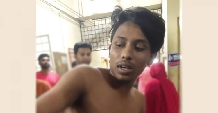 রেস্তোরাঁয় ঢুকে ৩ জনকে ছুরিকাঘাত