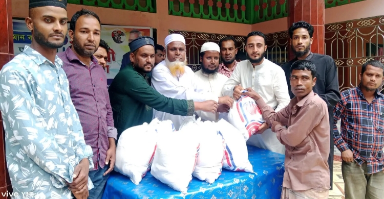 গোয়াইনঘাটে কাওছার আহমদ এর উদ্যোগে খাদ্য সামগ্রী বিতরণ