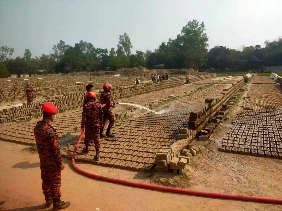 বাহুবলে গুঁ ড়ি য়ে দেওয়া হলো অ বৈ ধ ইটভাটা